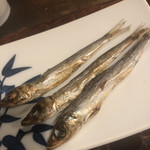 ふくべ - ウルメイワシ。手掴みで齧りながら、日本酒を流し込みます