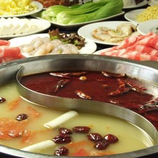 Sichuan authentic Hot pot is a popular menu with plenty of volume♪