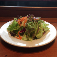 バル デ エスパーニャ ムイ 名古屋ミッドランド店 - サラダ。野菜たっぷりでヘルシーだ。