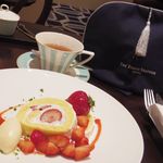 東京ステーションホテル ロビーラウンジ - あまおうロールケーキ