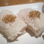 そばカフェ ニノ - おにぎりには明太子入り、ご飯もツヤがあり美味しい。おにぎり無しにすると100円引き。