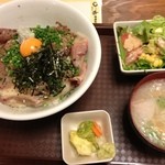 牛○ - 牛トロ炙り丼(¥900)全体