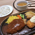 焼肉プリンス&喫茶 - ◆ハンバーグ（140ｇ）とカニクリームコロッケ（900円」 ハンバーグのソースは「デミグラス」か「大根おろし」から選べますので「デミグラスソース」を。