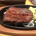 Steak Miya Oumi Hachiman Ten - イチオシメニューにしましたが、出てきたのはこんなお肉でしかも硬い。お代わり宮ソースもないしガッカリ。