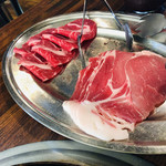 アサヒビール園 - １列ずつ焼いた後のお肉(奥が牛肉・手前がラム肉)