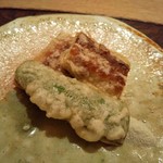 虎白 - うなぎを焼いて蒸したものと万願寺とうがらしを揚げて、八角と昆布の塩で