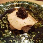 虎白 - ムシアワビとキャビアと肝をもち米に乗せて