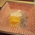 虎白 - 低温調理のハマグリとウニとじゅんさい、ハマグリの出汁のジュレで