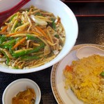 中華酒房 龍晶餃子 - 青椒肉絲麺と半炒飯