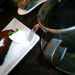 ハナレ - ケーキセット￥９００のショコラケーキと珈琲。