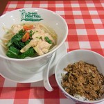 グリーンパッタイ - ある日の日替わりランチ『蒸し鶏とエビのあったかラーメン（センレック）とミニガパオライス』 890円。