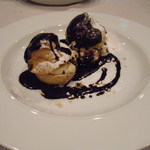 OGINO organic Restaurant - バナナとホワイトチョコレートのシュー　温かいチョコソース