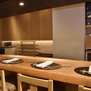 カウンター中央
                                          店主と会話が楽しめます