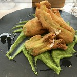 Galup - 料理写真:Fiori di zucca ripieni di vaccara e la sua zucchina、取り除いた雄シベが周りに散らされている