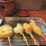 Gokuraku - 串揚：串カツ・鶏・エビ・蓮根で530円