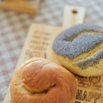 オーゾウ ベーグル - 全粒粉（手前）、ポピーシード（奥）