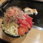 もんじゃ 友 - ﾊﾞｼﾞﾙもんじゃと鉄板の上で焼けているはんぺんﾁｰｽﾞ。