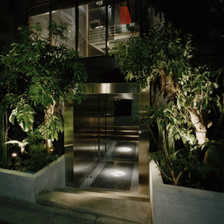 暗証番号を入れて入店するBAR