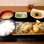 十八番 - アジの開き、ナスちくわ天、とろろ定食。¥800。