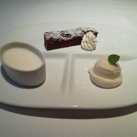 ラ・フィーユ - プリンのヨーグルトソース掛け バナナのアイス フランボワーズのチョコブラウニー