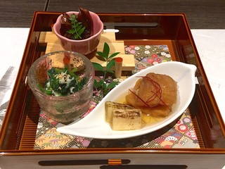 しゃぶしゃぶ 牛芳 - 前菜盛合わせ：白身魚南蛮漬け、ほうれん草鯛すり身和え、ホタルイカ佃煮