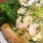 Pizzeria La Moneta - ペストジェノベーゼとチキンピザ