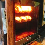 鳥勝 - ロティサリーマシンでくるくる回るチキン