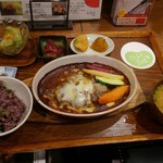 やさいの王様 - 奥は左から、新生姜とレタスのお浸し、そら豆とビーツのマリネ、新ジャガイモのベーコン風味