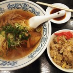 青島 - ラーメンとセットのチャーハン