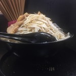 自家製太麺 ドカ盛 マッチョ - 並 ヤサイマシ ホリゾンタルアングル