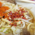 ラーメン二郎 - 粗挽き唐辛子投下～♪