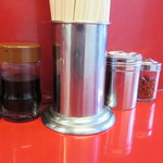 ラーメン二郎 - 卓上調味料