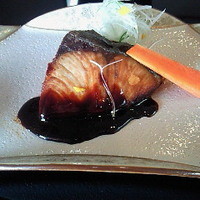 隨縁亭 ホテルモントレエーデルホフ札幌 - 暮来月（2500円）の一品（寒鰤のステーキ　黒酢味噌ソースで）