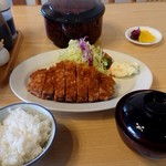 Tonkatsu Koryuu - 上とんかつ定食1400円。写真撮り下手で小さく見えますが、厚さもあってボリューム満点です。