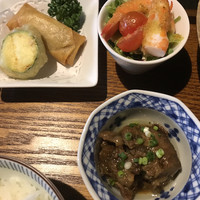 AKA - 小鉢たち。春巻・ズッキーニの揚げ物、牛スジ煮込み、
                    海老入りのサラダ