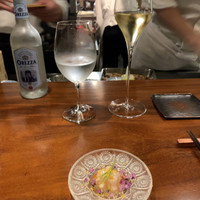 虎峰 - 上左より炭酸水。シャンパン。下真ん中海老の半生の一品。見た目も綺麗だけど美味い。