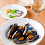 Steamed mussels in white wine (with baguette)