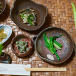 Shigeya Ryokan - 2019.5 イタドリ（しゃじなっぽ）炒め物、タラの芽エゴマ味噌和え、アマドコロ 椎茸塩、山菜スティック（ウルイ、山ウド、イタドリ）自家製梅肉味噌、タキミズナ（ウワバミソウ）、ワラビ・コゴミ・半養殖アマゴの酢の物、箸置きに刺してあるのは生のコシアブラ