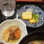 味処まんぷく - 天ぷら盛り合わせランチセットのだし巻き、小鉢 ※拡大(2019.06.06)