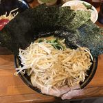 ラーメン 末廣家 - 先ずトッピングを２/３載せたらこんなになりました