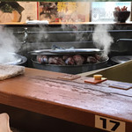 ラーメン 末廣家 - 新規に大量のガラを投入したばかりの大寸胴