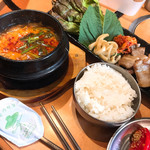 韓美食 オンギージョンギー - 前回5月に食べた、サムギョプサル定食。
      スープを変更で、ユッケジャンに✨✨
      辛くて美味しかった