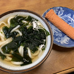 谷本うどん - わかめうどん（小）と長天。
      これで¥270-。激安！
