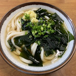 谷本うどん - 生姜を入れて爽やかなわかめうどんへ。