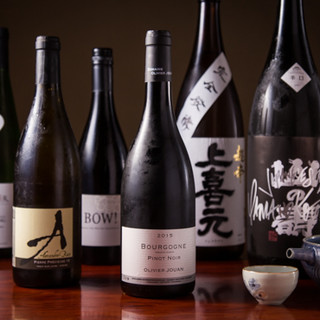 自然派ワインを中心に、多彩に取り揃えたこだわりの一杯を