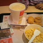 マクドナルド - ﾊｯﾋﾟｰｾｯﾄ(食事中) 470円　※ナゲットすでに２個食べたあとです(2011.12.24)