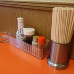 豚珍館 - 卓上調味料はごく僅か…