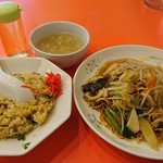 豚珍館 - バリ焼きそば＋チャーハンのセット(C)