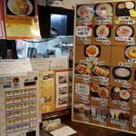 麺飯食堂 三羽鴉 - 券売機のボタンと同じ配置で拡大したメニューボード