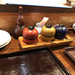 江戸前天麩羅　天優 - 色んな薬味が並んでます